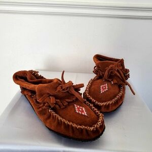 Manitobah Mukluks Harvester Moccassin Brown Suede Fringe Beaded Boho Hippie